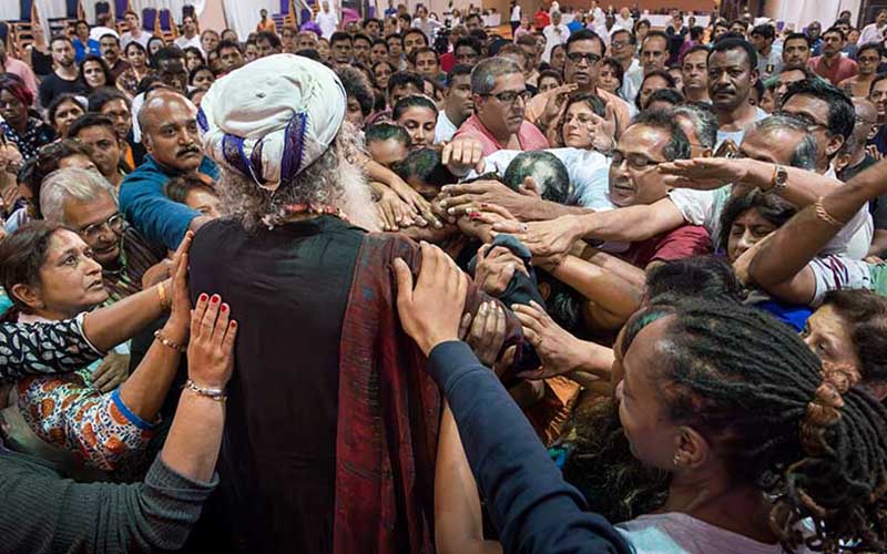 SadhguruJV's tweet photo. Being a Mother is Nature’s way of providing women with the opportunity to experience another life as a part of themselves. If you can be a Mother to one, extend that willingness to be a Mother to the World. #MothersDay #SadhguruQuotes https://t.co/LxLnm9FhIC