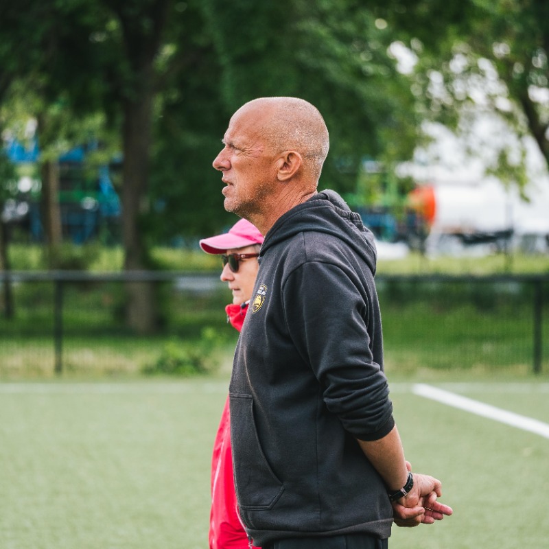staderochelais's tweet photo. Un entraînement de la section Rugby Santé peut paraitre tout à fait classique, mais quand on s'y intéresse de plus près, on découvre un groupe uni, défini par un mot : la bienveillance. 🤝

Rencontre ! ⤵️

#FievreSR I #rugbysanté