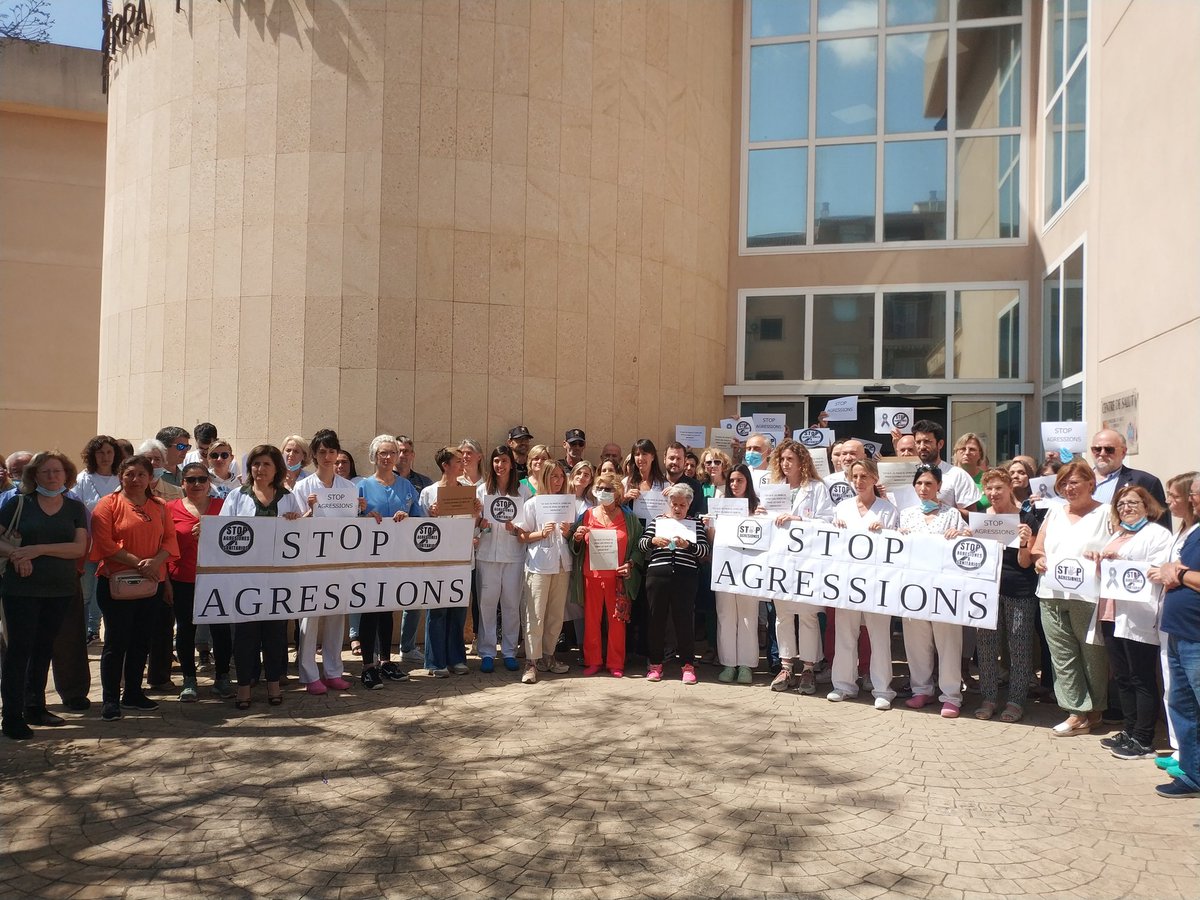 Concentración en el Centro de Salud Martí Serra de Marratxí contra la agresión sufrida por un compañero recientemente.