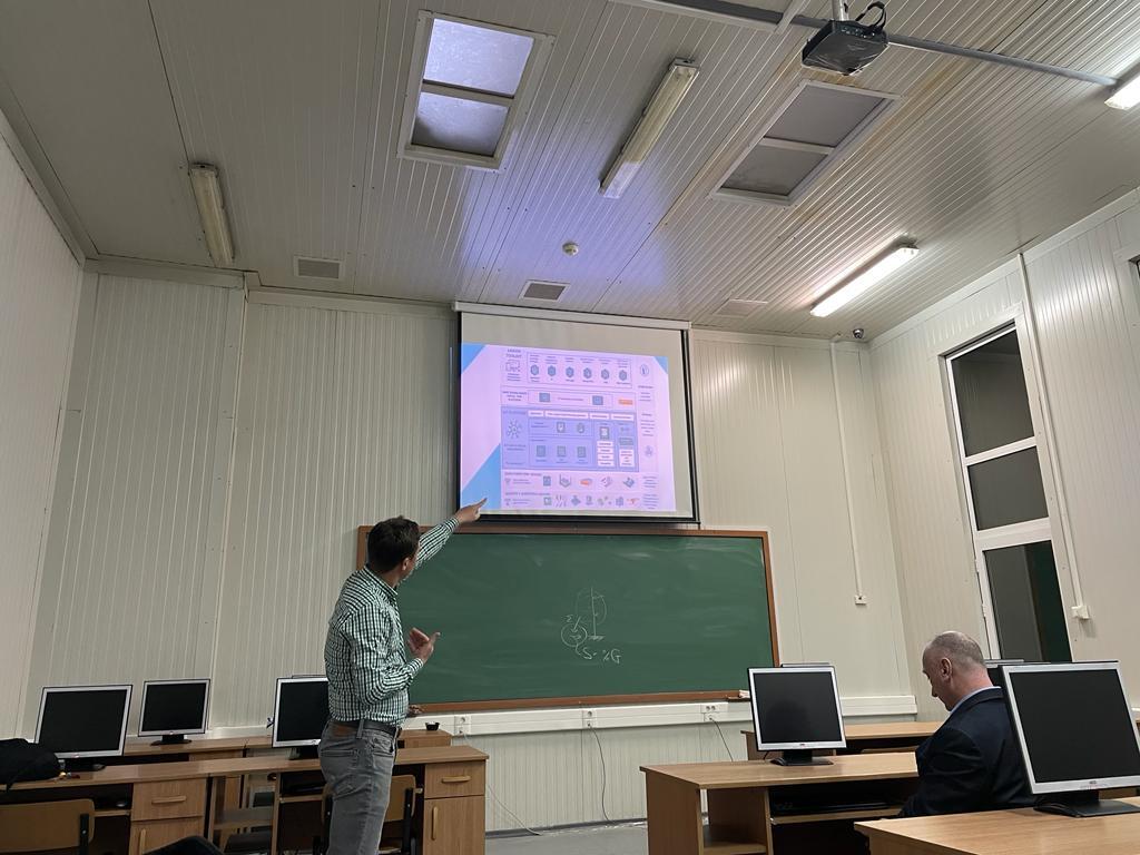 AshvinH2020's tweet image. 🔝The #ASHVINTeam inspires #AEC professionals to expand their knowledge and push boundaries💪 

📚This week #LucianUngureanu from #digitAEC gave a lecture on #ASHVIN to 7 students at TUIasi PhD Studies, highlighting our innovative technologies and advancements in the industry.