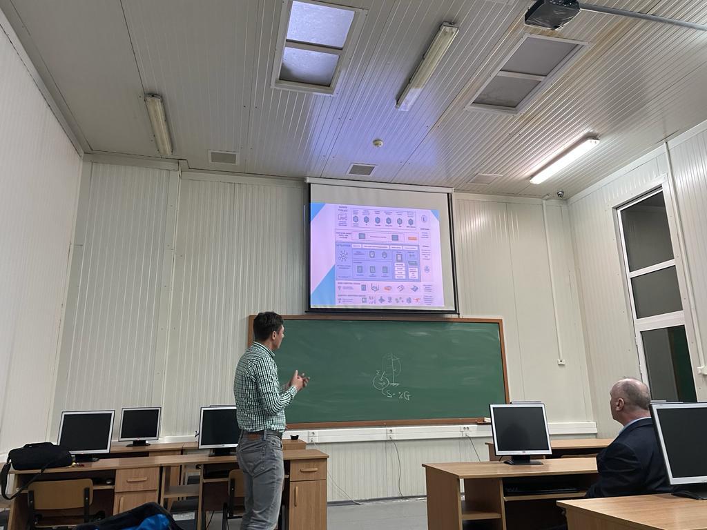 AshvinH2020's tweet image. 🔝The #ASHVINTeam inspires #AEC professionals to expand their knowledge and push boundaries💪 

📚This week #LucianUngureanu from #digitAEC gave a lecture on #ASHVIN to 7 students at TUIasi PhD Studies, highlighting our innovative technologies and advancements in the industry.
