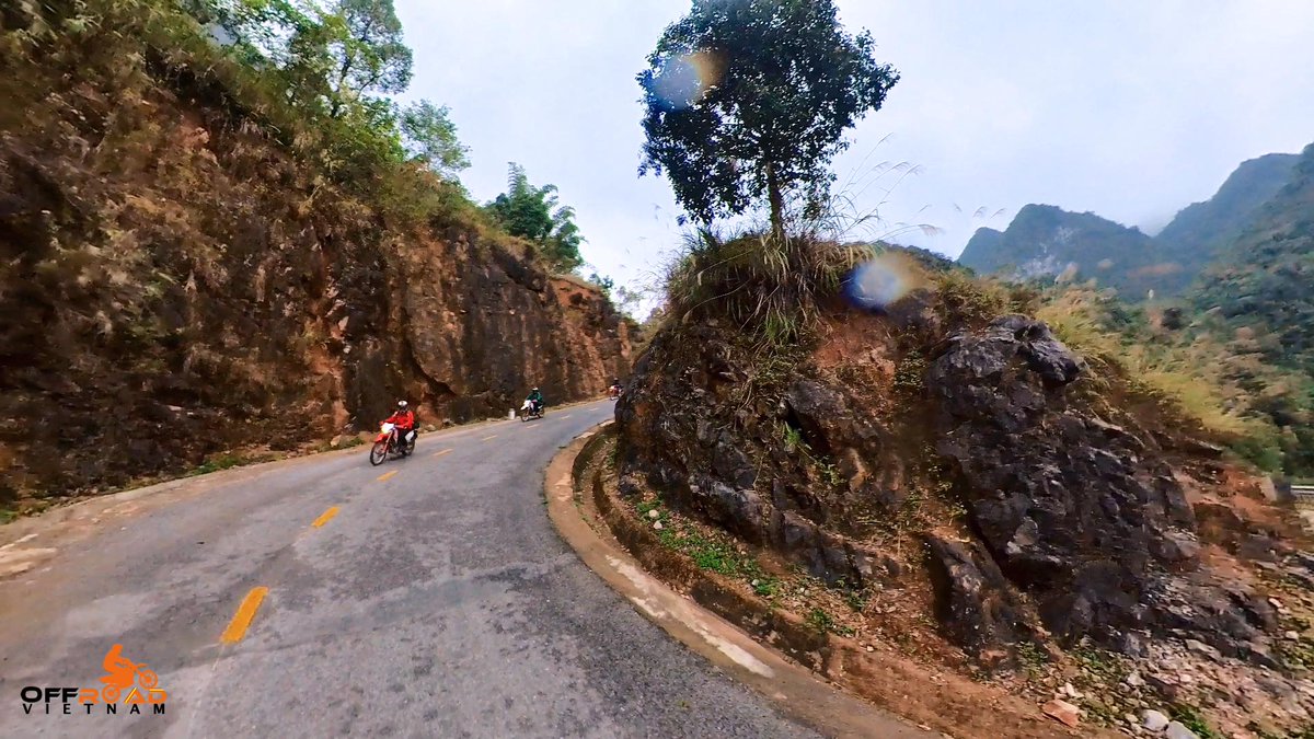 vietnamriders1's tweet photo. If you ride a motorcycle, you'll likely remember the first time you encountered hairpin bends. ☄️ ⚡

📲 https://t.co/hVu6MTaCPR

#hairpinbends #thingofjoy #thingofsatisfaction #vietnam #xuhuong2023 #trending2023 #motorbike #tour #rental #honda #XR150L #CRF150L #CRF250L #CRF300L https://t.co/TeP5J1Ewhi