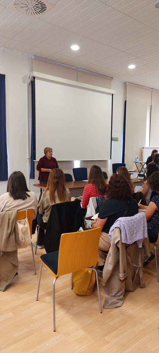 Lauramorro_f's tweet photo. Inicio del primer taller La investigación en trabajo social sanitario y clínico, una práctica pendiente @AETSYS Gracias @carmeroviraial1 por tu exposición! @apicsbcn #treballsocial https://t.co/to4Pxl50oW