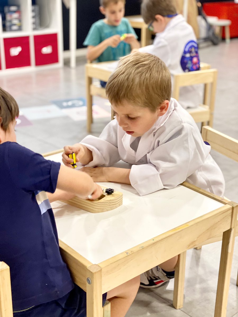 🧑‍🔧¡A los Baby inventores les encanta fabricar con sus propias manos!👩‍🔧
🤖 Después de sus primeros proyectos robóticos ya son todos unos expertos y han puesto a prueba sus habilidades y conocimientos de los tipos de tuercas, arandelas y atornilladores 🔧🔨