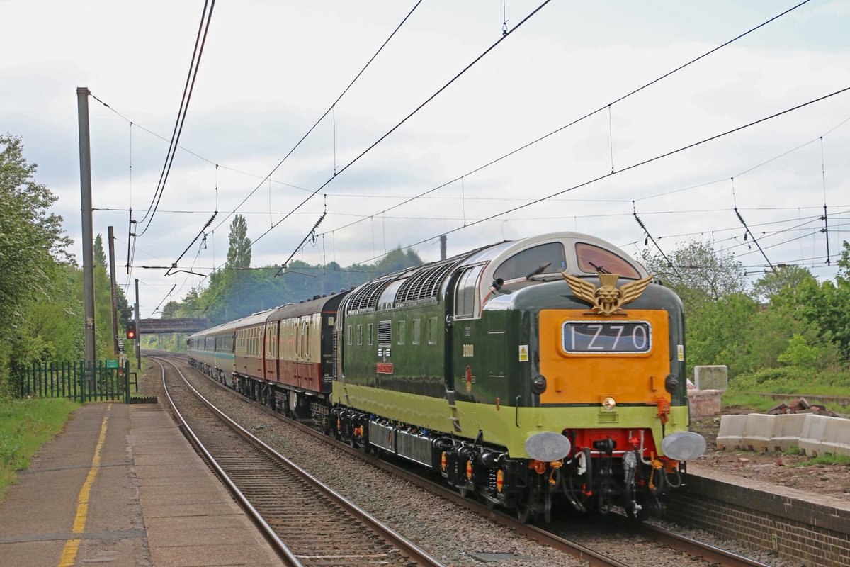 D9000 passes through Leyland with a Euston-Carlisle on Friday 12/05/23. #deltic #class55 @LocoServicesGrp