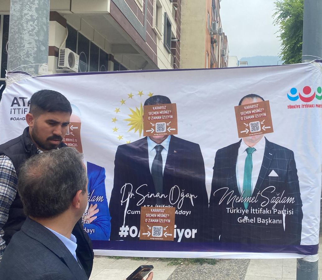 ittifakGundemi's tweet photo. KAMUOYUNA DUYURU!!!
Paydaşı olduğumuz Ata İttifakı'nın cumhurbaşkanı adayı Sayın Sinan Oğan ve partimiz genel başkanı Sayın Mehmet Sağlam'ın birlikte yer aldığı pankart üzerine bugün kimliği belirsiz kişilerce QR kodlar yapıştırıldığını tespit ettik.

Bu QR kodlar akıllı telefonlar vasıtısıyla okutulduğunda görüntülenen videoda Cumhuriyet Halk Partisi genel başkanı Sn. Kemal Kılıçdaroğlu'nun Van mitingi olduğu anlaşılan ortamda bulunan şahısların terör örgütü elebaşını öven sloganlar attığı duyuluyor.

Seçime artık son hızla geri sayıma geçtiğimiz bugünlerde ülkemizin birlik ve bütünlüğünü bozmaya yönelik, vatandaşlarımızın can güvenliğini tehlikeye atacak gelişmelere çanak tutacak bu olayı planlayanların ve faillerin en kısa zamanda tespit edilip adalet önünde hesap vermelerinin sağlanması konusunda devletimizin adli birimlerinin üzerlerine düşen görevi yerine getirmelerini bekliyoruz.

Ülkemizi karıştırmak isteyenleri bu yoldan dönmeleri konusunda sert bir dille uyarıyor, vatandaşlarımızı bu tip provokasyon ve tahriklere karşı itidalli olmaları için telkin ediyor , yetkilileri ise gerekli önlemleri alarak kamu görevlerini layıkıyla yerine getirmeye davet ediyoruz.

| Türkiye İttifakı Partisi