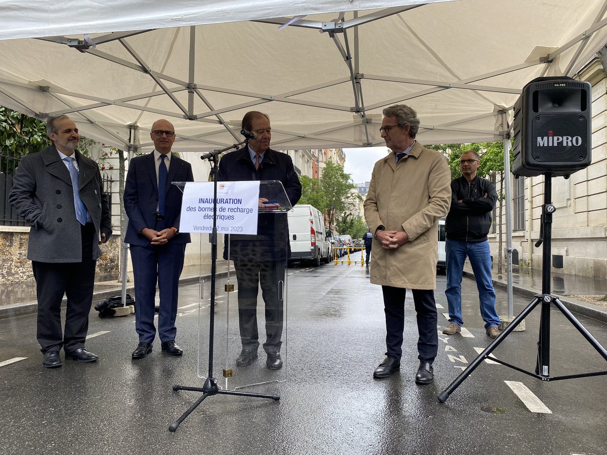 VilledeNeuilly's tweet photo. Inauguration du réseau de bornes de recharge électriques développé par la Ville, par le Maire de #Neuilly @JCFromantin, en présence de @patrick_ollier, président de @GrandParisMGP, et d’Eric Schindler, adjoint au Maire en charge des Mobilités. https://t.co/rolTdzdMUN