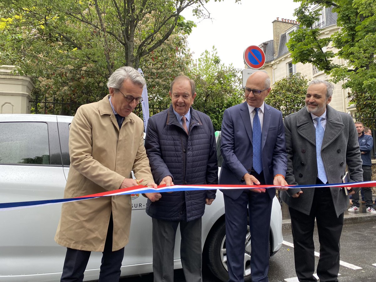 VilledeNeuilly's tweet photo. Inauguration du réseau de bornes de recharge électriques développé par la Ville, par le Maire de #Neuilly @JCFromantin, en présence de @patrick_ollier, président de @GrandParisMGP, et d’Eric Schindler, adjoint au Maire en charge des Mobilités. https://t.co/rolTdzdMUN