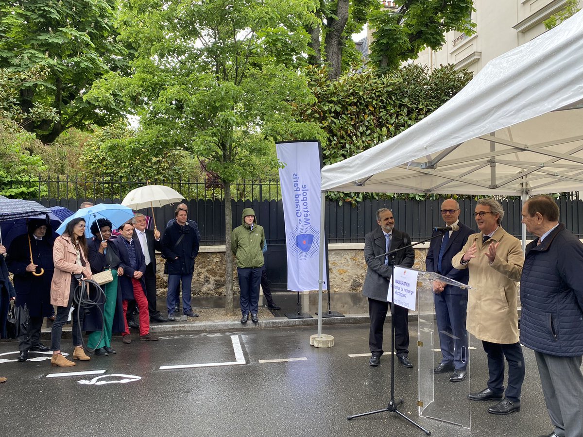 VilledeNeuilly's tweet photo. Inauguration du réseau de bornes de recharge électriques développé par la Ville, par le Maire de #Neuilly @JCFromantin, en présence de @patrick_ollier, président de @GrandParisMGP, et d’Eric Schindler, adjoint au Maire en charge des Mobilités. https://t.co/rolTdzdMUN