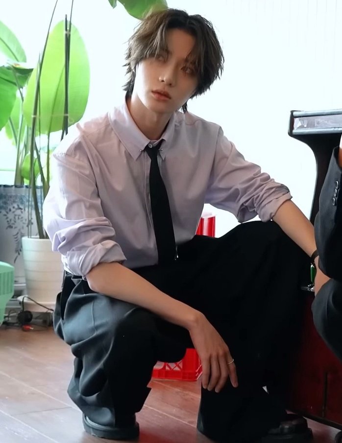 to_to0304's tweet photo. 범규 셔츠에 넥타이 이착장 미친거같음... https://t.co/lXrl0gJDCv