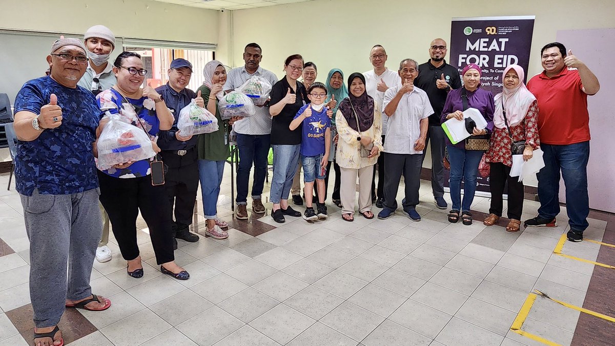 tanwumeng's tweet photo. Big thank you @JamiyahSG for coming by #Clementi last month as part of Hari Raya Puasa outreach to families.

#Jamiyah team & Clementi volunteers came together, new & old friends catching up.

Our youngest volunteers were still in primary school 👦👧! There’s something special when parents and children volunteer together. ☺️