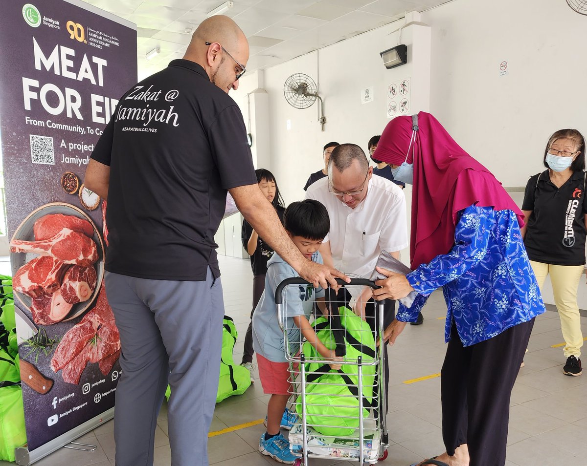 tanwumeng's tweet photo. Big thank you @JamiyahSG for coming by #Clementi last month as part of Hari Raya Puasa outreach to families.

#Jamiyah team & Clementi volunteers came together, new & old friends catching up.

Our youngest volunteers were still in primary school 👦👧! There’s something special when parents and children volunteer together. ☺️