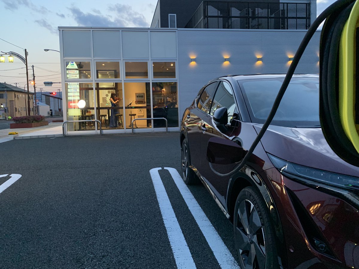 shinya_KANEKO_'s tweet photo. #BEVが醸す風景 #店舗利用との親和性 #目的地充電のメリット #6kwh普通充電器 #クレジットカードがあれば充電カード不要
#NISSAN #ARIYA #limited #B9e4ORCE
#EVChargeIINAspot
#EVmeter #BellEnergy株式会社
#CafeStyleBarVIVIDparking
#sosogubyLunonparking
#金子新聞販売parking https://t.co/kEveZ1zyNt