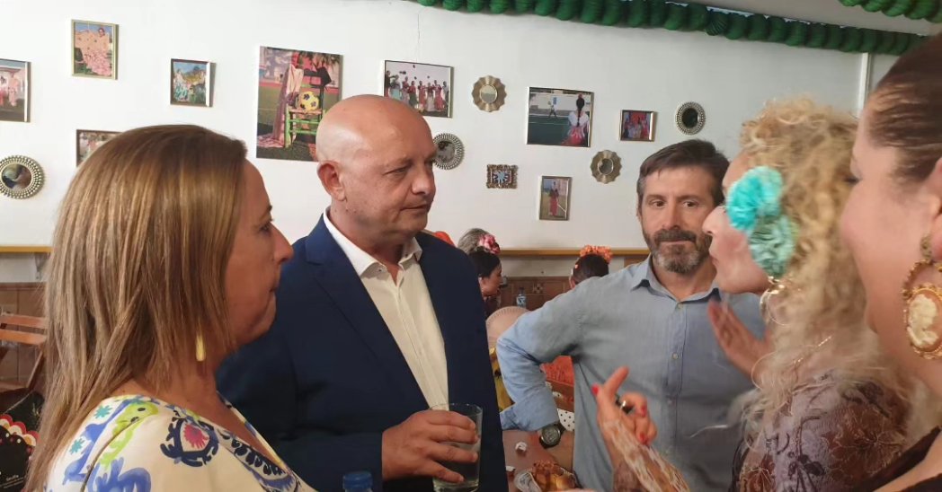 Ayer recibimos la visita en nuestra caseta del alcalde <a href="/pacorodriguezdh/">Paco Rodríguez</a> 

Gracias por compartir un ratito con nuestras niñas.

CASETA LAS DEL BALÓN