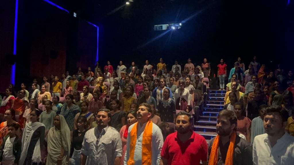 viplavjainbjp's tweet image. समाज जाग्रति के लिए निरन्तर प्रयासरत है भारतीय जनता युवा मोर्चा....

आज पुनः #thekerlastory के विशेष शो को माताओ ओर बहनों के लिए निःशुल्क दिखाया....।।

@vdsharmabjp  @HitanandSharma 
#bjymRatlam @MPBJYM @vaibhavpawarmp @rohit_chahal