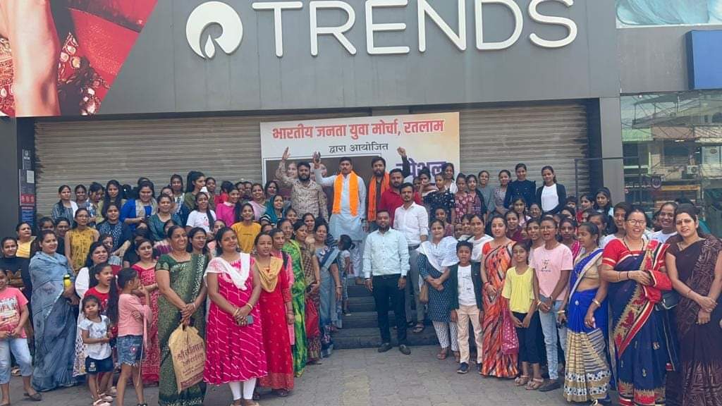 viplavjainbjp's tweet image. समाज जाग्रति के लिए निरन्तर प्रयासरत है भारतीय जनता युवा मोर्चा....

आज पुनः #thekerlastory के विशेष शो को माताओ ओर बहनों के लिए निःशुल्क दिखाया....।।

@vdsharmabjp  @HitanandSharma 
#bjymRatlam @MPBJYM @vaibhavpawarmp @rohit_chahal
