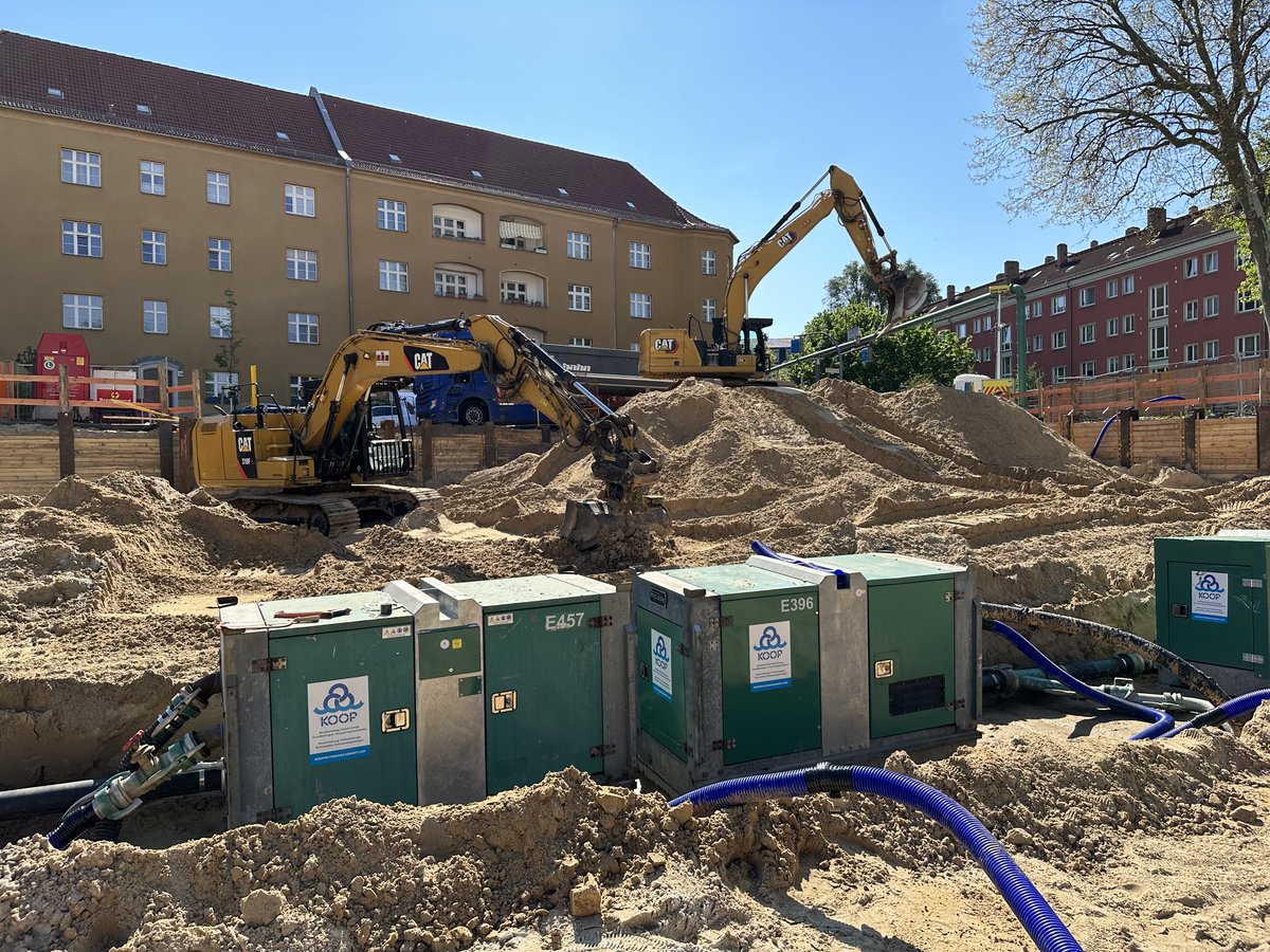 BTeltower's tweet photo. 🚧 Baustelle in Aktion! 🚧Wir arbeiten fleißig am ersten Bauabschnitt in der Baugrube Hämmerlingstr. in Köpenick. Mit unseren CAT 326 und CAT 318 Baggern führen wir den Aushub von Sand durch, während die vorderen Pumpen das Grundwasser absenken. 💪
#Baustelle #Baugrube #Aushub https://t.co/6dii9ZBYh1