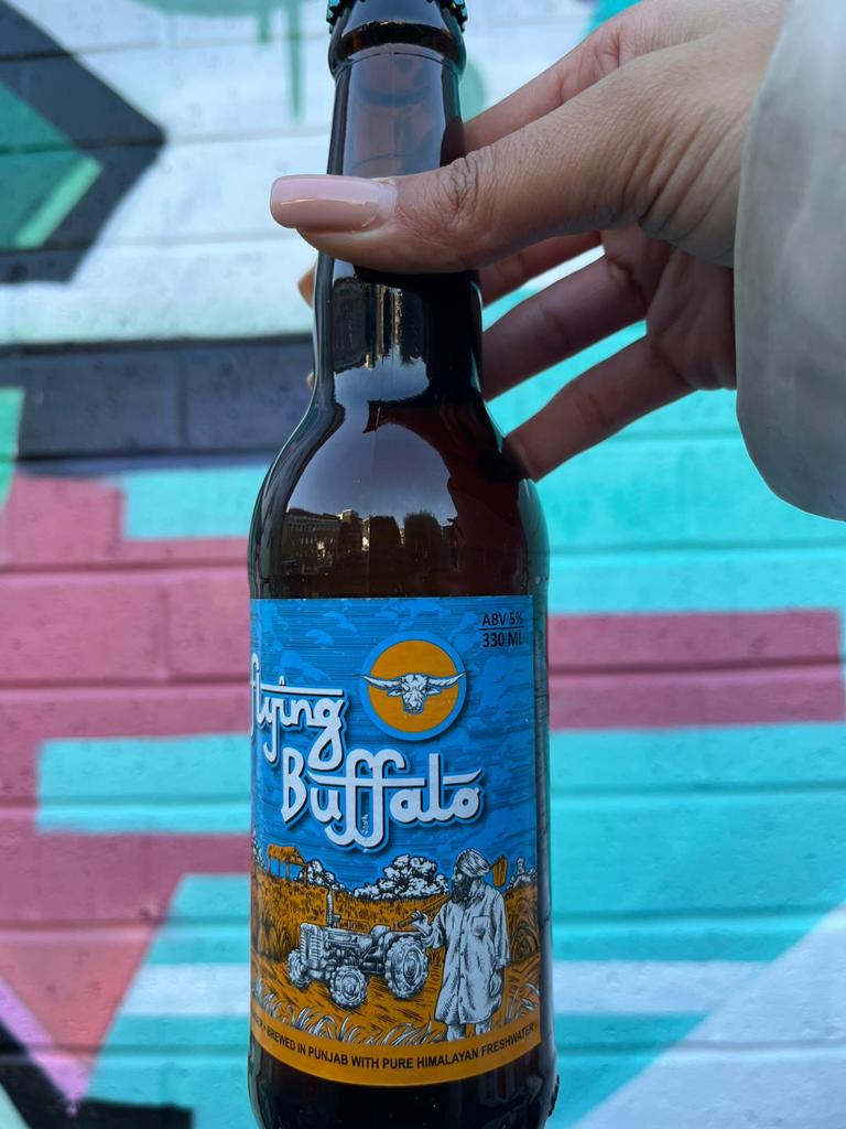 FlyingBuffaloUK's tweet photo. There's nothing quite like a bottle of #FlyingBuffalo on a Friday!! 🍻
Enjoy your weekend!! 💙 🧡
📷 @UrbanFoodFest
Shop here 👉 https://t.co/fepQWwPPOa
#Beer #Lager #BeerLover #Friday https://t.co/fu4XY4KNZ1