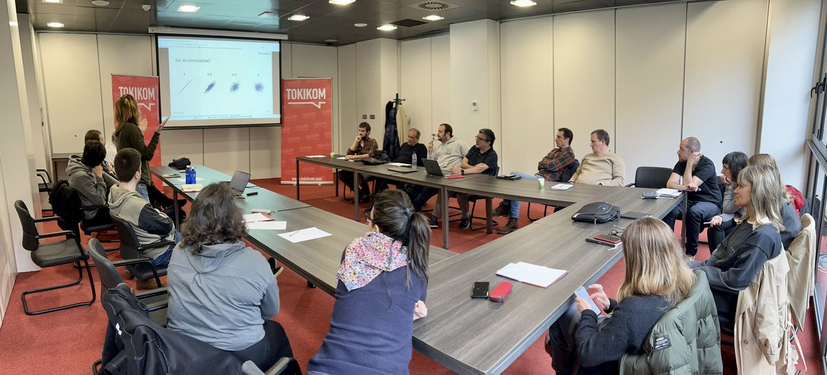 Tokikomen batzar orokorrean. Etorkizunari begira. Aldagaiak aztertzen, hedabideetako aldagaien arteko korrelazioak egiten… Proiektu komunikatiboak definitzen inteligentzia artifiziala aplikatuz. Ze lan ona <a href="/toki_kom/">TOKIKOM.eus (Kontu artxibatua)</a> taldeko lankideek, redio!