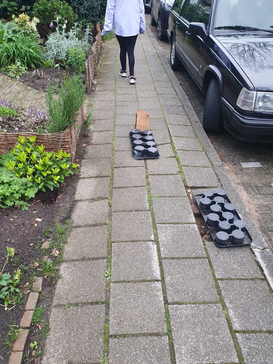 yfaber's tweet photo. Al verschillende meldingen bij @Gem_Amersfoort door bewoners uit de Roerstraat. De verzakking wordt steeds erger.  Deze stoep wordt gebruikt door veel oudere mensen met rolstoel en rollator. Maar zou toch zonde zijn als er schade aan mensen ontstaat!  @astridpj help jij mee? https://t.co/1DdUnoJAjz