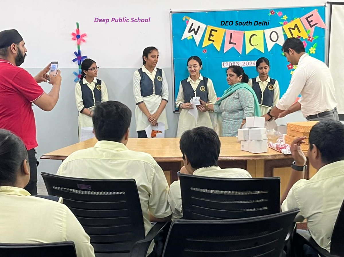 During Electoral Literacy Club (ELC) Activity Prize distribution at Deep Public School, Vasant Kunj AC-45 Mehrauli Chalo Voter Bane Hum #MainBharatHoon #VoteDeneJayenge #NothingLikeVoting #BridgingTheVotingGap #MyVoteMyPower @ECISVEEP @LtGovDelhi @SpokespersonECI @CeodelhiOffice