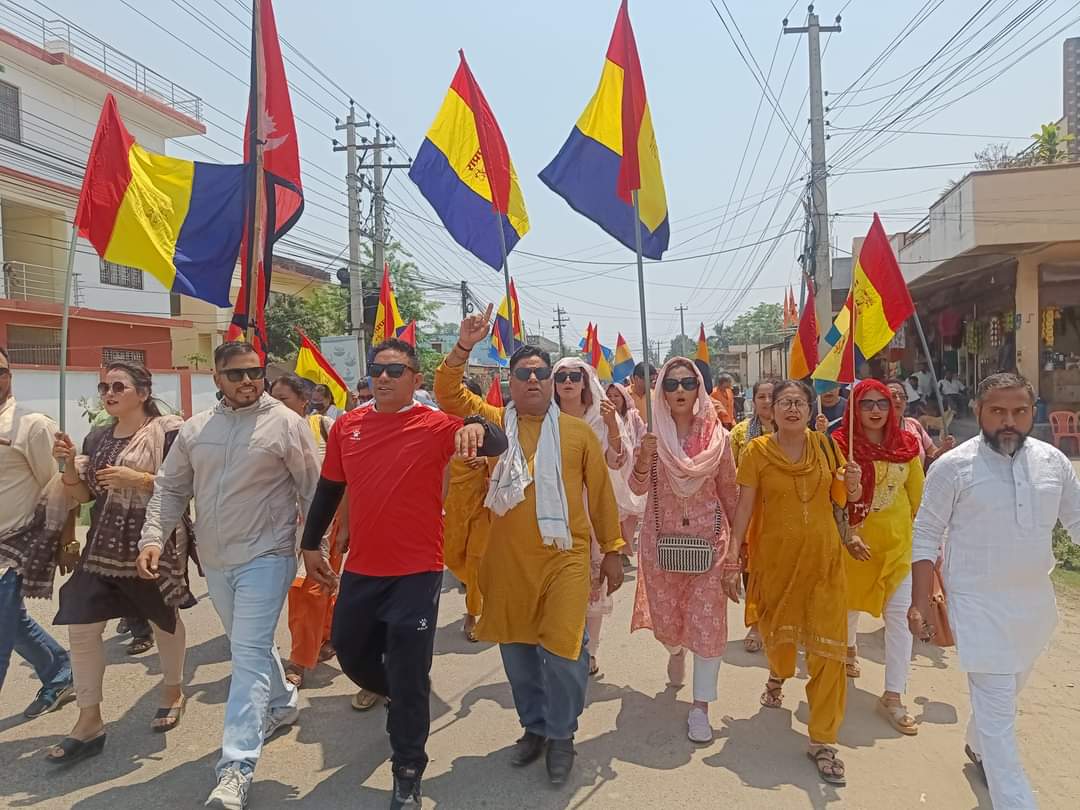 नक्कली भुटानी शरणार्थी प्रकरण लगाएतका भ्रष्टाचार जन्य क्रियाकलापमा संलग्न सबै माथि छानबिन तथा कार्वाहीकाे माग गर्दै, राप्रपा बाँकेले विराेेध प्रदर्शन सहित प्रजिअ मार्फत प्रधानमन्त्री ज्यूलाई ज्ञापनपत्र वुझाएकाे छ।।
भ्रष्टाचार विरूद्ध राप्रपा !
सदन र सडकमा आक्रामक !
@नेपालगञ्ज