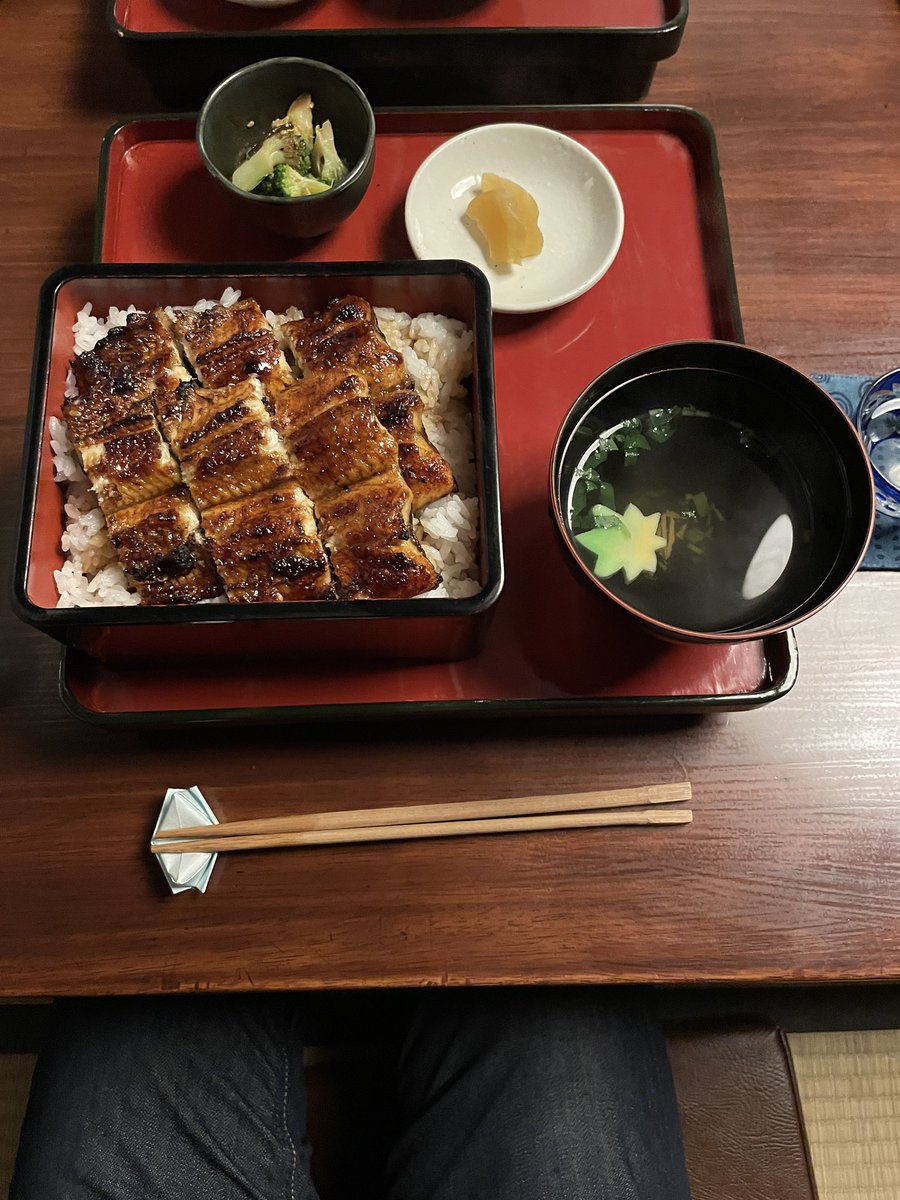 Az56720998Az's tweet photo. 薩摩切子のグラスで日本酒🍶
からの鰻重👍 https://t.co/g9Uj338OkM