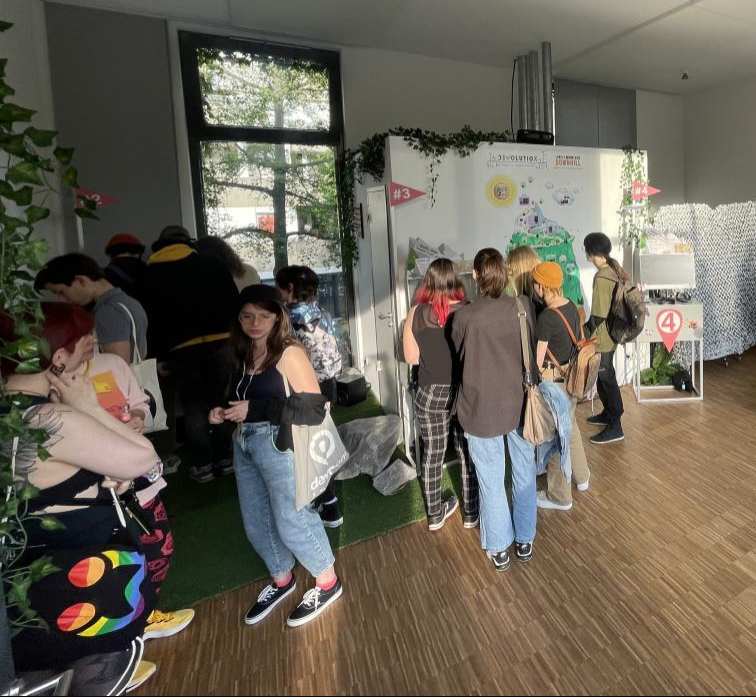 Devolution🌱(sunny.garden/@devolution on Mastodon) tweet media