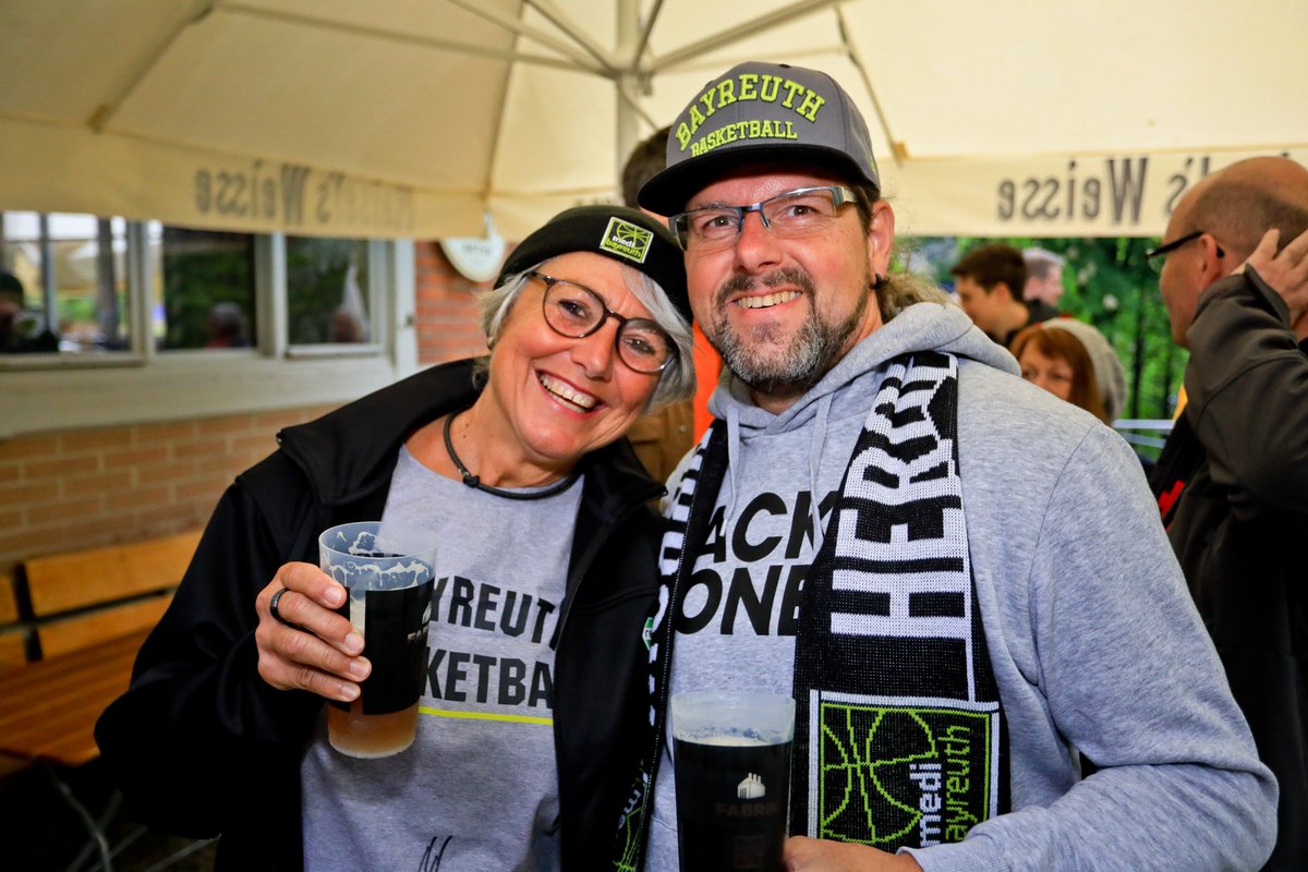 Wir sind noch immer schwer begeistert von der Stimmung gestern Abend beim Fanfest auf dem Herzogkeller!
Das war einfach nur der Wahnsinn! Vielen Dank euch allen! #GROSSARTIG #DieBestenFans
Fotos: <a href="/Ochsenfoto/">Ochsenfoto.de</a>