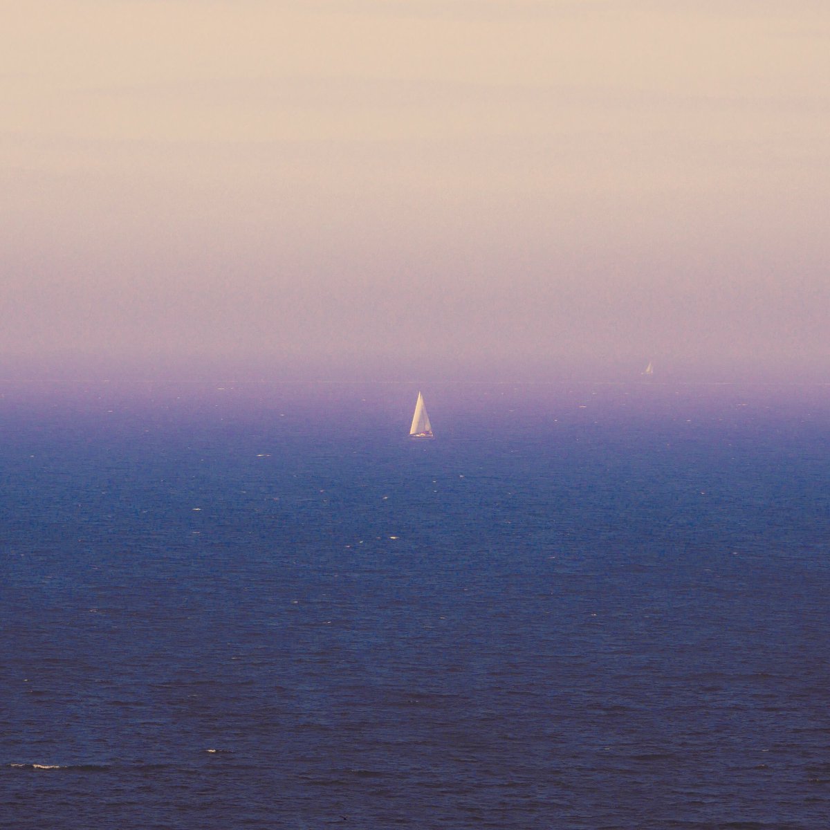 maciekdabkowicz's tweet photo. I love the simplicity of this photo 😩
Just sea and boat, btw GM everyone 👋 https://t.co/SCQb4vNZ9U
