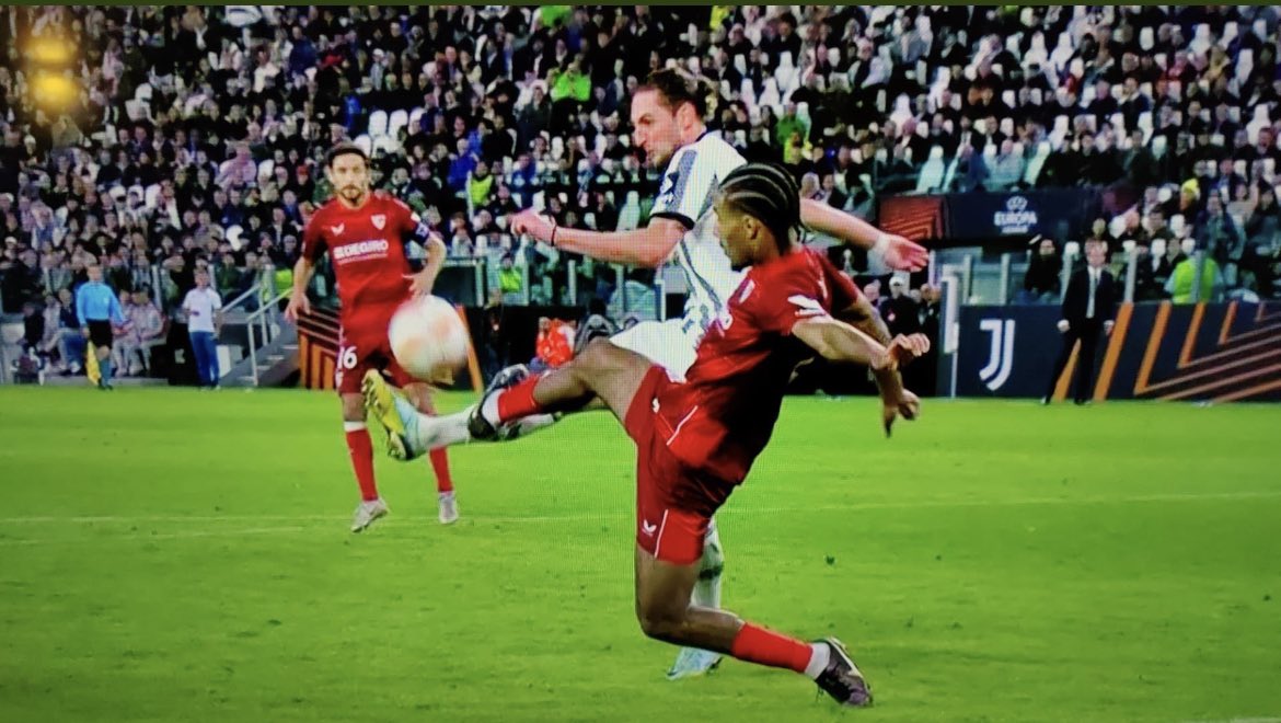 graefe_manuel's tweet photo. #Euroleague #JUVSEV #Bundesliga
Einmalig:Kein 🇩🇪 #Schiedsrichter leitete ein 1/4 bzw. 1/2 der #UCL +im 1/8 nur ein bereits vorentschiedenes Rückspiel!Nachvollziehbar von UEFA+ bezeichnend kein Elfer für Rabiot vom dt. SR-Team.Alles leider Folge der Fehlentwicklung-zum xten Mal🥱 https://t.co/1CiS5bx5ld