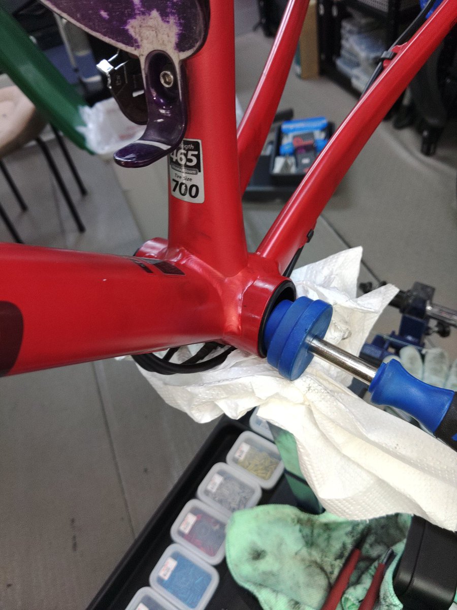 baw12make's tweet photo. 希にある86BBを叩き出そうとしたら、固すぎてベアリングが先に抜けてくる笑
そんな時はまず中央のゴミよけをマイナスドライバー等で壊し、隙間にラスペネを入れてBB30用工具等で叩けば簡単に抜けます(^^)d
残った部品は樹脂(シマノ)なので、中で引っ掛かれば何でもOKです(^^)d
#プレスフィットBB #BB86 https://t.co/RrioxLgF4H
