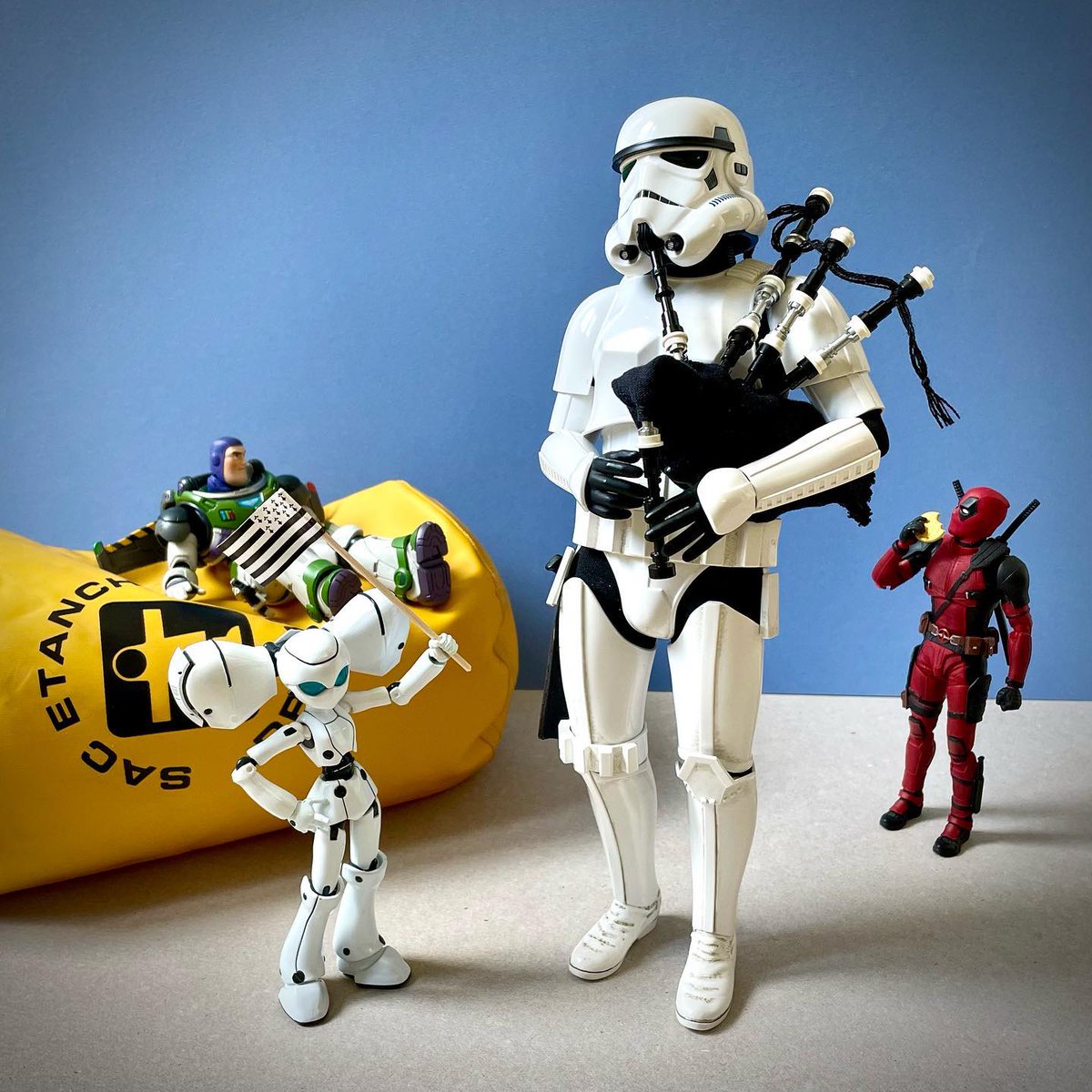 anthoatana's tweet photo. Le dredi, c’est Bagad ! #breizh #bagad #bagpipes #cornemuse #britany #stormy #stormtrooper #starwars #disney #drossel #deadpool #marvel #buzzlightyear #shfiguarts #guycotten #hottoys #toy #toystagram #toystory #toyphotography #toyfrenchforce #actionfigures https://t.co/l9OSes2nID