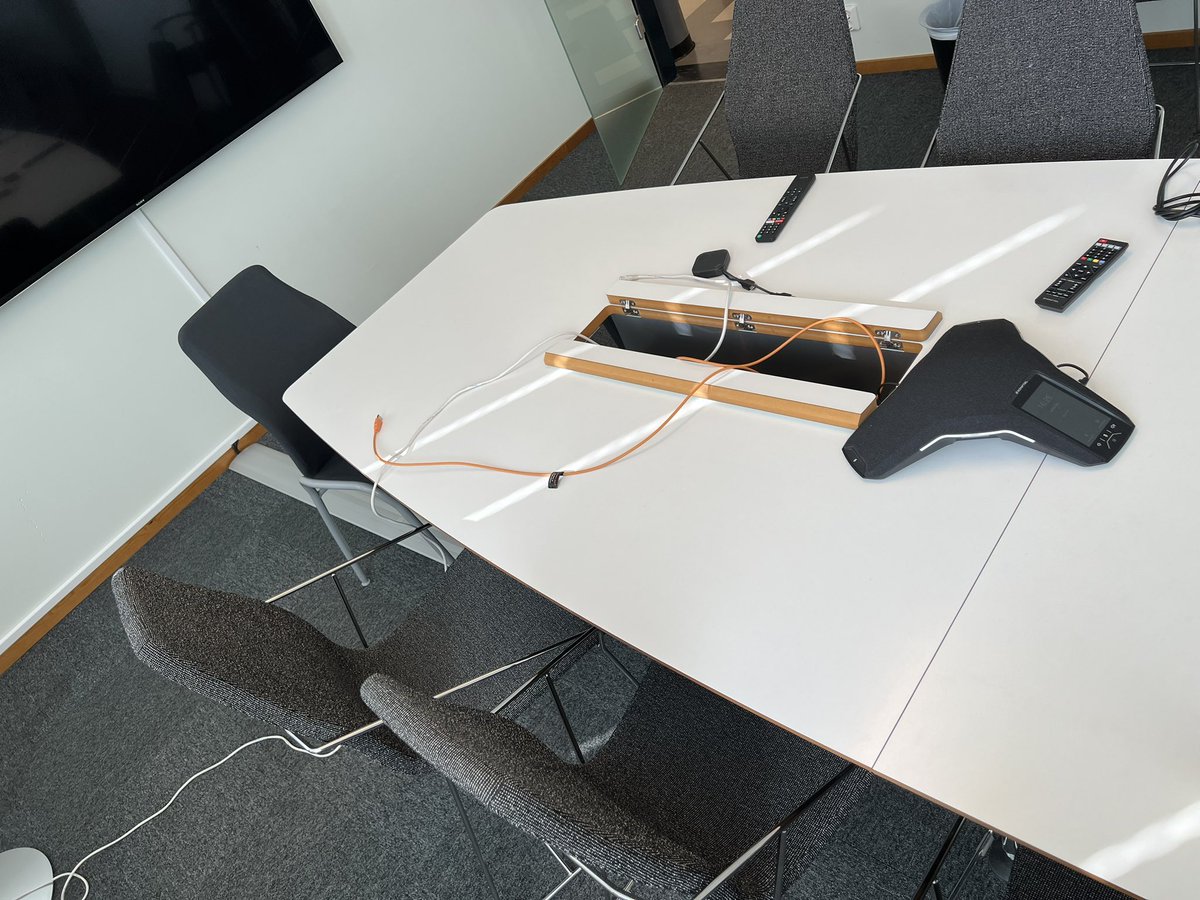 DanSvanbom's tweet image. Om ni trodde att elever är de enda som reser sig upp och går från stället utan att ställa i ordning. #förvaltning