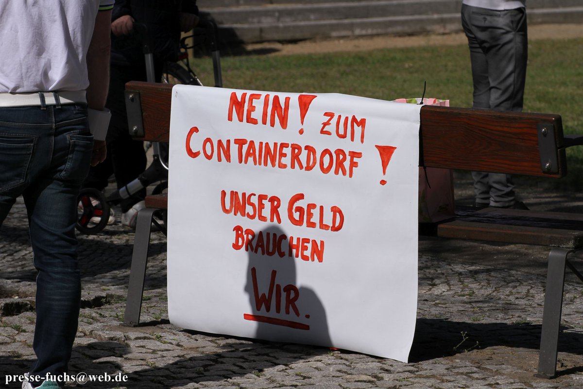 Pressefuchs_Brb's tweet photo. 5/9 Geschicke im eigenen Land lenken." Außerdem kündigte Steffen #Kotré (#AfD MdB) an die Medien in die Schranken weisen zu wollen und 'die Dinge' aufzudecken und bezog sich damit auf die Berichte aus #Heidesee und einer Schule in #Burg.
https://t.co/kl8VySIhlp https://t.co/1JgpxhHQ3t