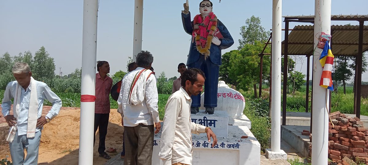 GAURAVJATAV000's tweet photo. थाना जसवन्तनगर के ग्राम धनुआ में बाबा साहेब की प्रतिमा को तोड़ा गया है भीम आर्मी मांग करती है की वहा पर नई प्रतिमा को स्थापित कराया जाय जिसने भी ये गिरी हुई हरकत की है उस पर कार्रवाई की जाय
@Uppolice @BhimArmyChief @etawahpolice @VinayRatanSingh @AbdulWahid046 @dgpup https://t.co/gVdlsPm010
