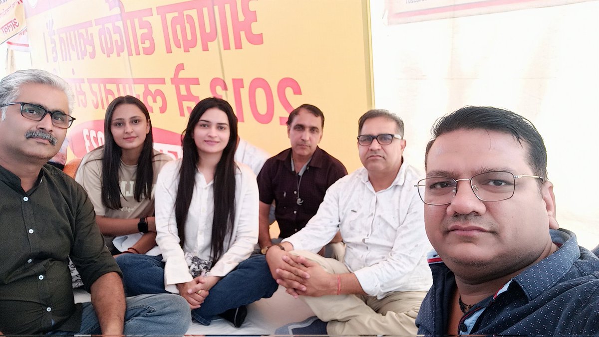 sagrecords01's tweet photo. ..... महापड़ाव जयपुर शिप्रा पथ मानसरोवर
में प्रदेशाध्यक्ष राज सिं जी, आनंद जी साध, जिलाध्यक्ष इंद्रजीत जी शर्मा, ब्लॉक अध्यक्ष अमित गोस्वामी, रिया बिश्नोई कनिष्ठ सहायक संगरिया 
#UDC_GRADE_PAY_3600 #गहलोतजी_बाबू_की_सुनो 
@ashokgehlot51 @zeerajasthan_ @RajCMO https://t.co/OMC5RIsDDw