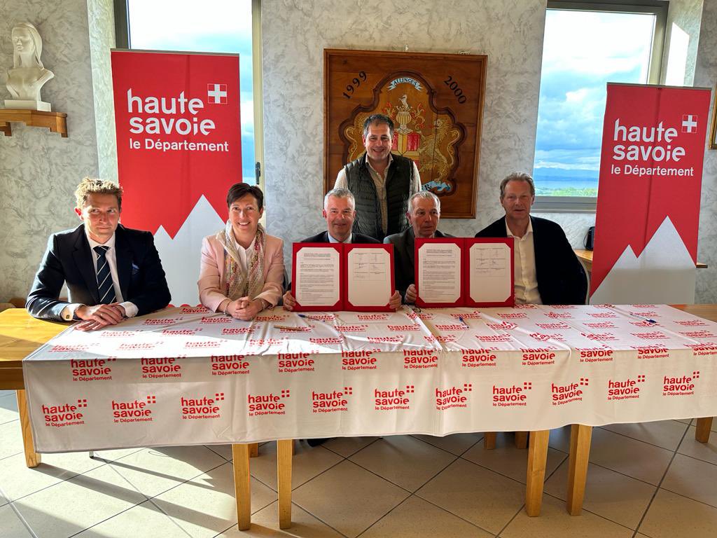 🚘 | Allinges : le #CD74 s’engage pour l’aménagement de la RD 903.

Montant des travaux : 2,9 M€ dont 2,6 M€ par le #CD74

Hier, <a href="/MartialSaddier/">Martial SADDIER</a>, a signé une convention avec François Deville, Maire d’Allinges, en présence de <a href="/DeputeTardy/">Lionel TARDY</a>, ainsi que <a href="/PatriciaMAHUT/">Patricia MAHUT</a> et <a href="/Baud74Baud/">BAUD</a>