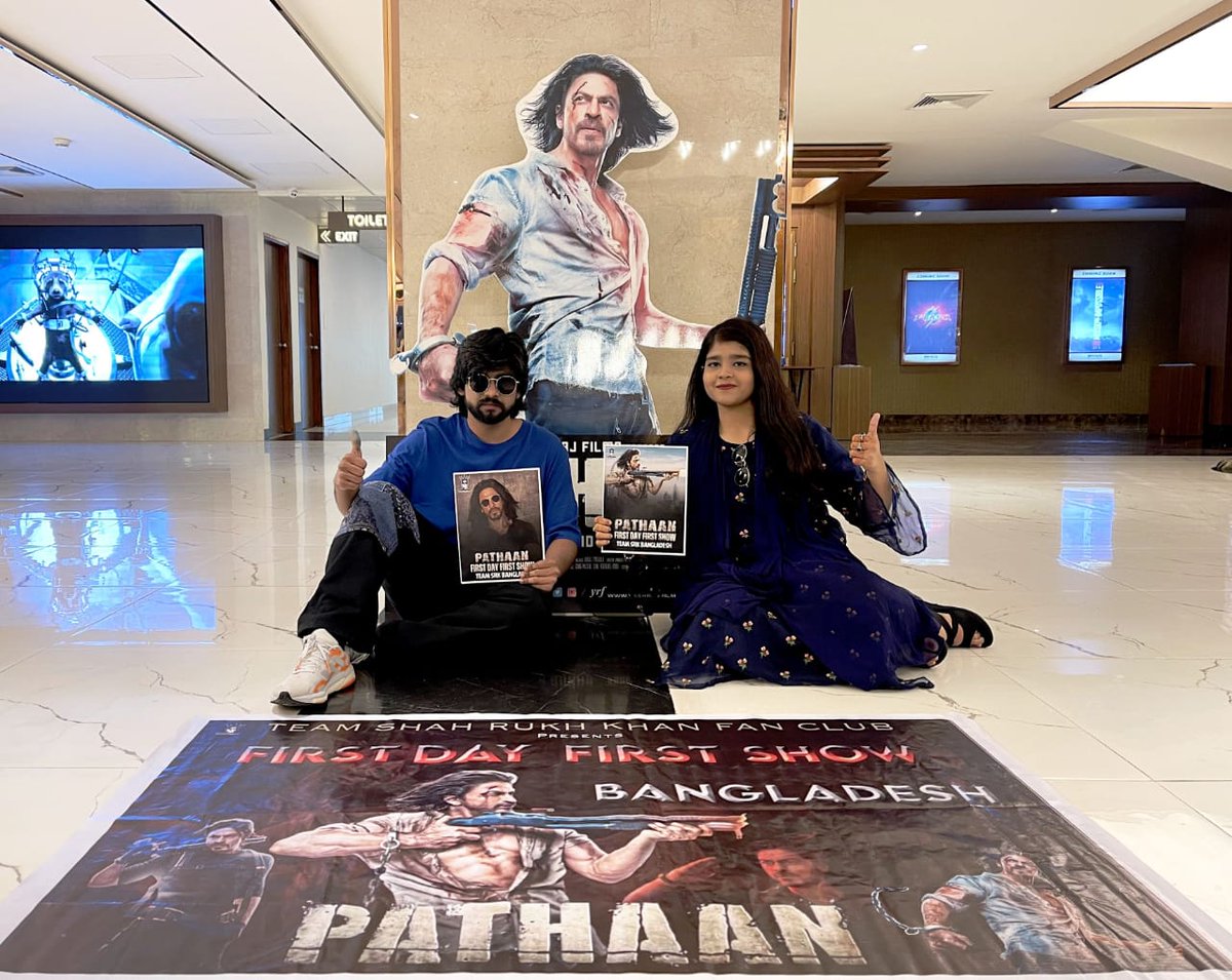 teamsrkfc's tweet photo. Grand celebration of #PathaanInBangladesh by Team SRK Bangladesh members on its first day of release in the country.
#pathaanfirstdayfirstshow #pathaan #pathaanwithteamsrk https://t.co/QY0B8mIbV7