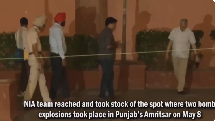 SikhPA's tweet photo. * EX-GOVT EMPLOYEE AMONG FIVE ARRESTED FOR AMRITSAR BOMBINGS *

Five men including an ex-govt employee and "drug addicts" have been arrested for three bombings in five days near holy Sikh site Sri Harmandir Sahib.

Read-
https://t.co/WTqsqGmvkI

Strangely, the men arrested are... https://t.co/eY7qGIVjTf