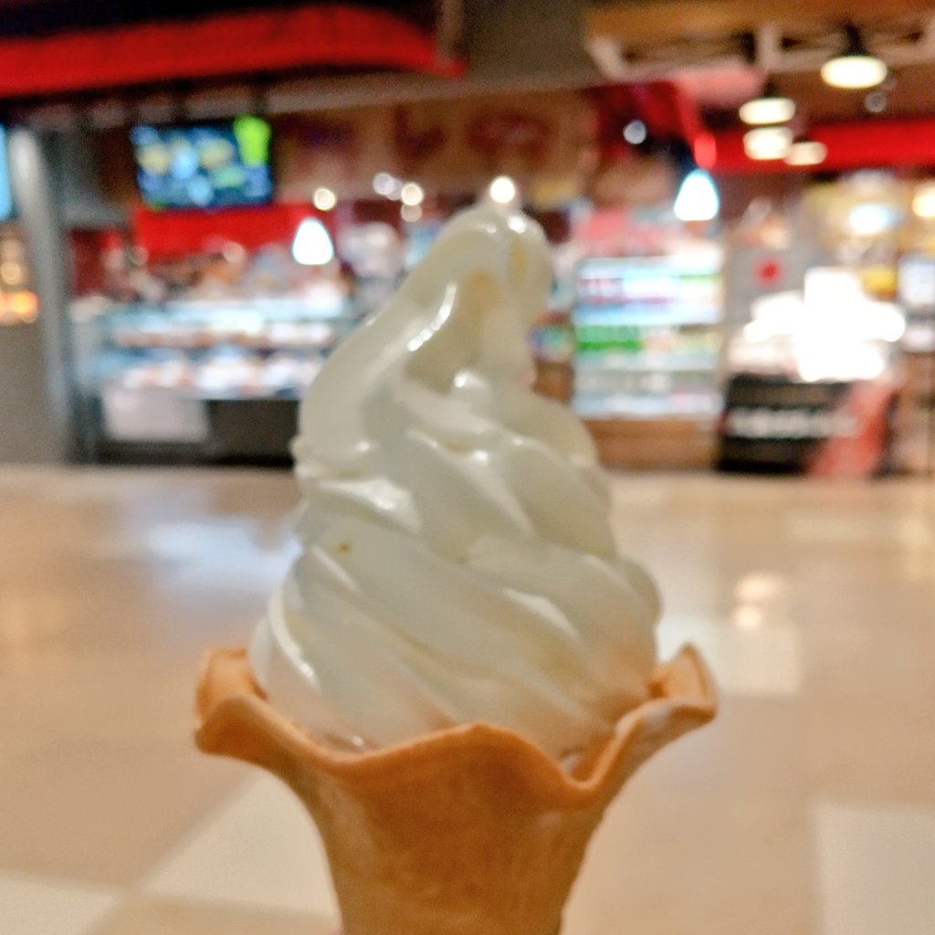 yoshino3996's tweet photo. 『びえい産ジャージー牛のソフトクリーム』
🍦人が通らないうちに急いで撮ったら、ブレちゃった。
#新千歳空港 #ソフトクリーム
#Bstyles  #空港限定  #濃厚ソフト https://t.co/w4p98PBIFp