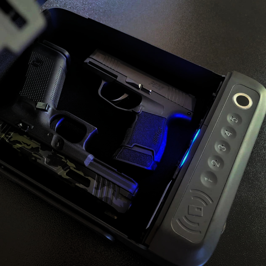 OnnaisOfficial's tweet photo. The ALLOY SE's built-in LED light and user-friendly protruding button design will help you get into your safe and grab your gun faster in the dark. 🌘💡🔍
#onnais #onnaisgunsafe #safety #safehome #homeprotection #firearms #gunsdaily #gun #gunsafety #camping #travel #jeep https://t.co/yelVtTQZo1