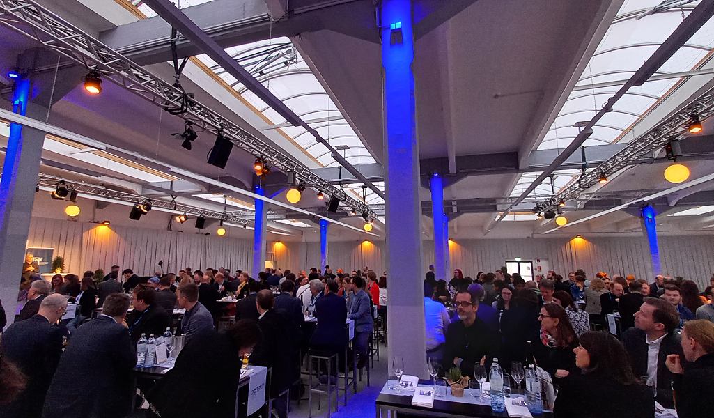 FHWienAT's tweet photo. Sechs ForscherInnen der FHWien der WKW präsentierten beim 16. FH-#Forschungsforum aktuelle Erkenntnisse zu nachhaltigem Wirtschaften, #Journalismus &amp; #SocialMedia und der Transformation von Familienunternehmen.

Zum Newsbeitrag: 👉 https://t.co/IyodJ3pUCl

#fhwienderwkw #ffh23 https://t.co/mwCb57knED