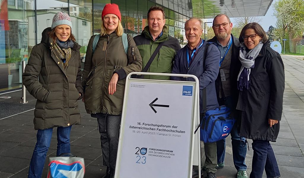 FHWienAT's tweet photo. Sechs ForscherInnen der FHWien der WKW präsentierten beim 16. FH-#Forschungsforum aktuelle Erkenntnisse zu nachhaltigem Wirtschaften, #Journalismus &amp; #SocialMedia und der Transformation von Familienunternehmen.

Zum Newsbeitrag: 👉 https://t.co/IyodJ3pUCl

#fhwienderwkw #ffh23 https://t.co/mwCb57knED