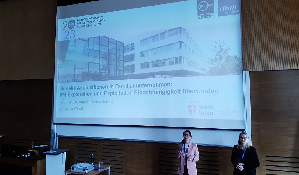 FHWienAT's tweet photo. Sechs ForscherInnen der FHWien der WKW präsentierten beim 16. FH-#Forschungsforum aktuelle Erkenntnisse zu nachhaltigem Wirtschaften, #Journalismus &amp; #SocialMedia und der Transformation von Familienunternehmen.

Zum Newsbeitrag: 👉 https://t.co/IyodJ3pUCl

#fhwienderwkw #ffh23 https://t.co/mwCb57knED