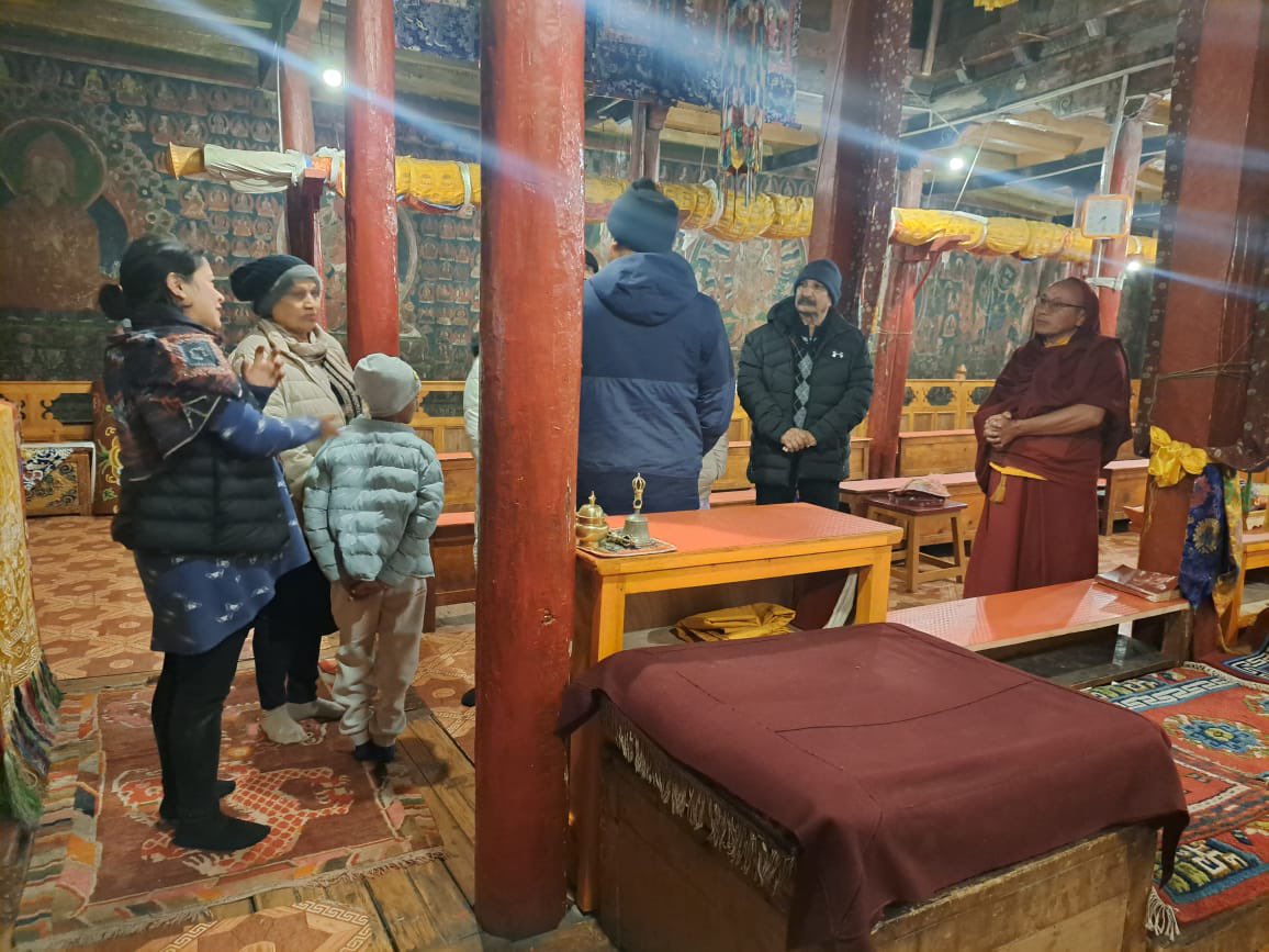 astrostays's tweet photo. #Cosmohub conducted its first stargazing and cultural session of the season with travellers yesterday. We had travellers from all age group, right from 9 years old to 70 year old. The mysteries of dark skies fascinates everyone who hear about the past and look into the future https://t.co/EwuLVpslE1