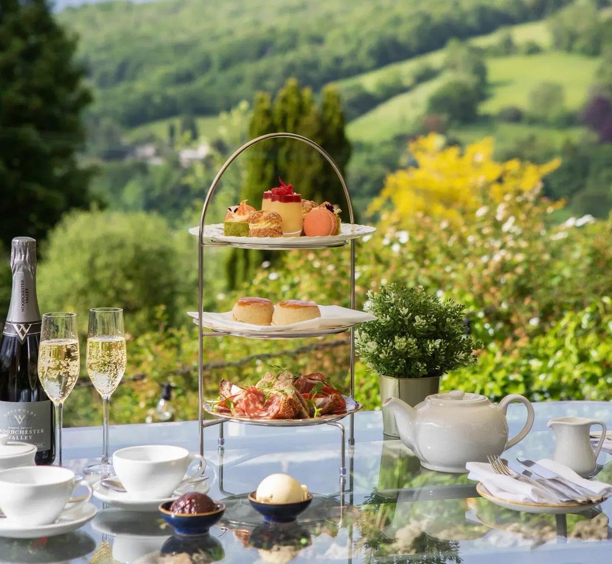 With acres of garden to explore your #dog will think they have arrived in heaven at <a href="/BurleighHotel/">Burleigh Court Hotel Cotswolds</a> 

A small #boutique hotel in the #cotswolds you &amp; your pup can expect a very warm welcome

Why not treat you and your bestie to a spot of R&amp;R?

dotty4paws.co.uk/businesses/lis…

#Earlybiz