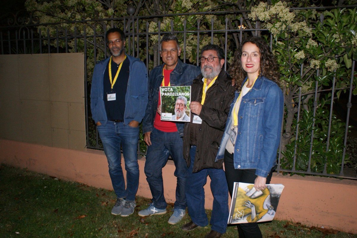 pardillanas's tweet photo. 🟤Anoche el grupo Pardillanos encabezado por Pedro Valdes, en la tradicional pegada  de carteles📄 que da comienzo a la campaña electoral 2023
“SEREMOS TU VOZ” https://t.co/jsQT8uVe2L
