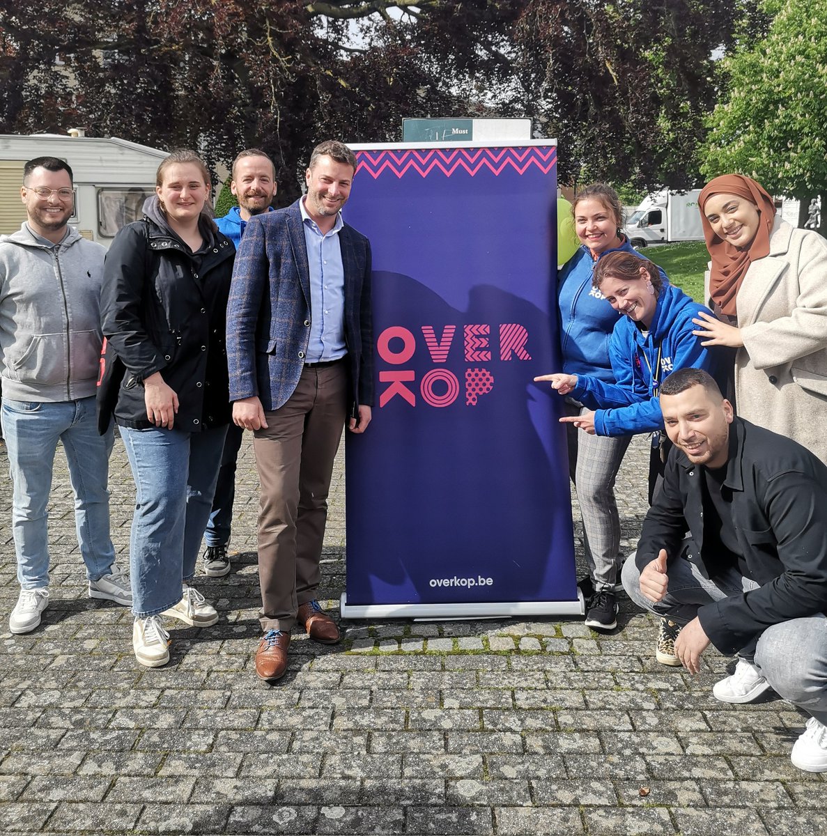 IgnaceMichaux's tweet photo. kick off moment Overkop Ronse
Plek voor jongeren tussen 12 en 25 jaar. Je kan gewoon binnen en buiten lopen, een veilige plek waar je ook een luisteren oor vindt en beroep kan doen op professionele therapeutische hulp, zonder een label opgeplakt te krijgen. #overkop https://t.co/NesICyYZHT