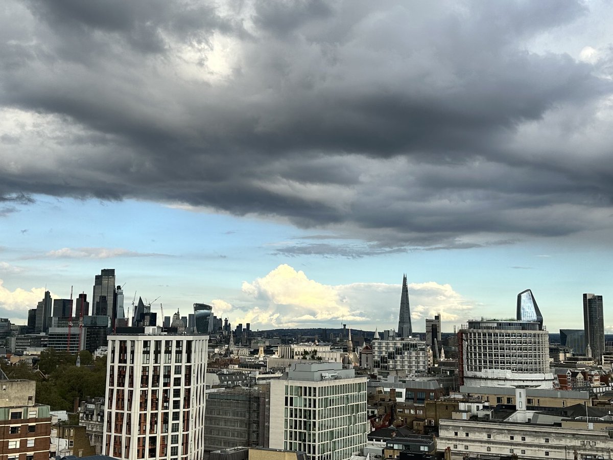 Bexbiscuit's tweet photo. Wonderful London glorious skies from the free public roof garden at The Post building, Museum St #freeLondon #thepostbuilding https://t.co/5VVyV85uoc https://t.co/rZfflsnbj7